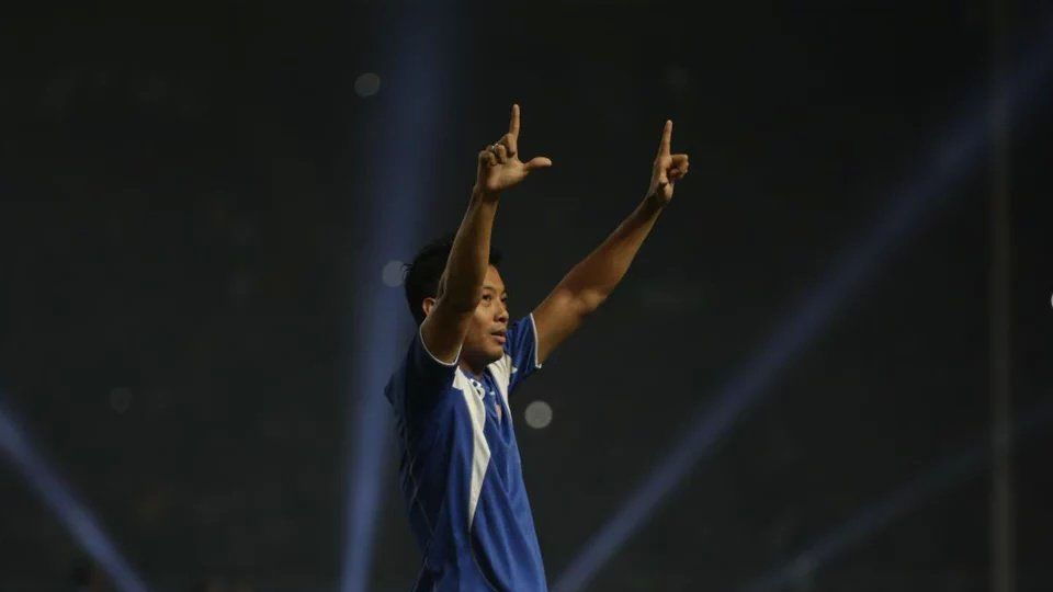 Kapten Arema Hamka Hamzah saat lakukan selebrasi atas keberhasilan timnya raih gelar Piala Bhayangkara 2016. Copyright: &copy; 